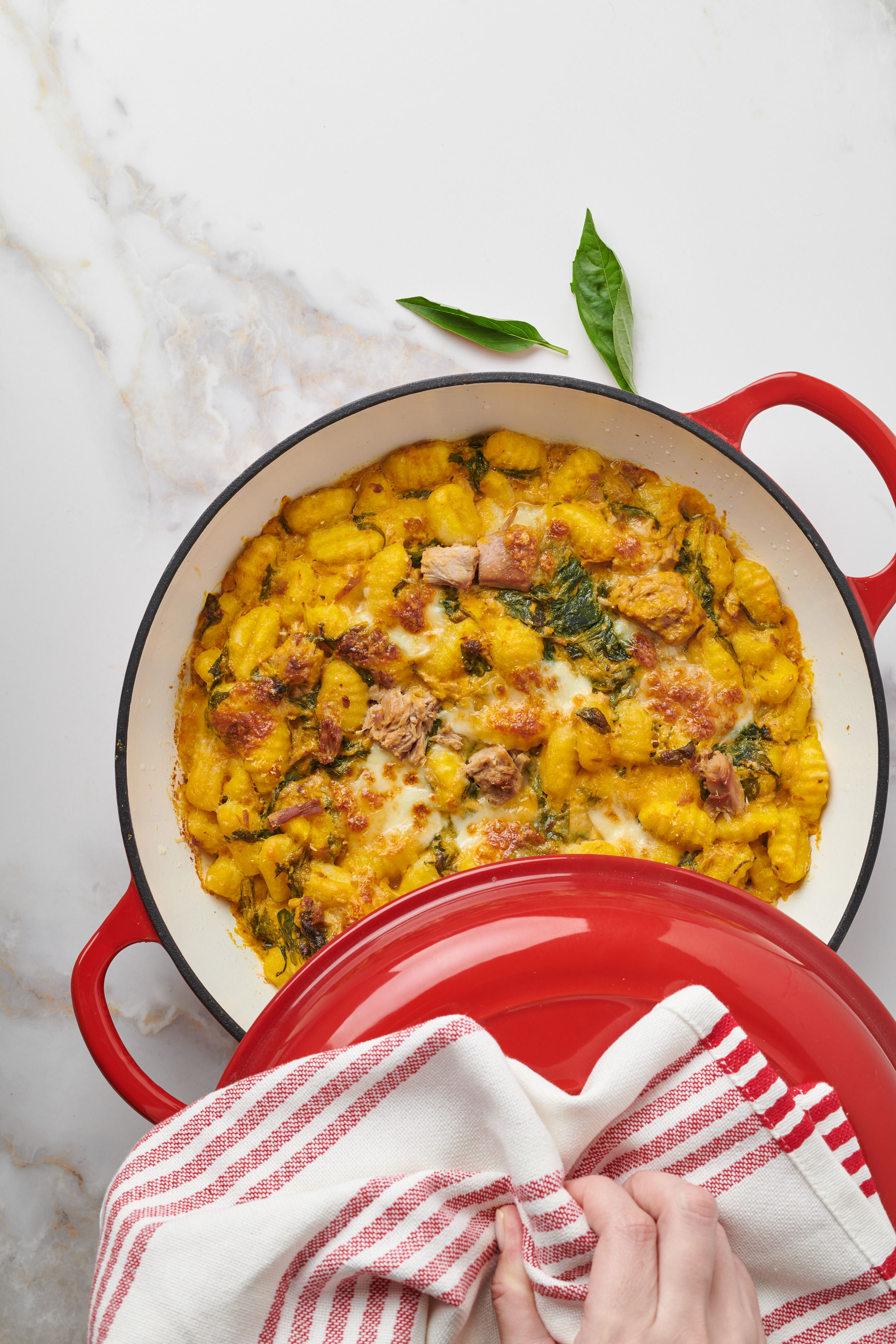 نيوكي بالقرع والتونة في الفرن